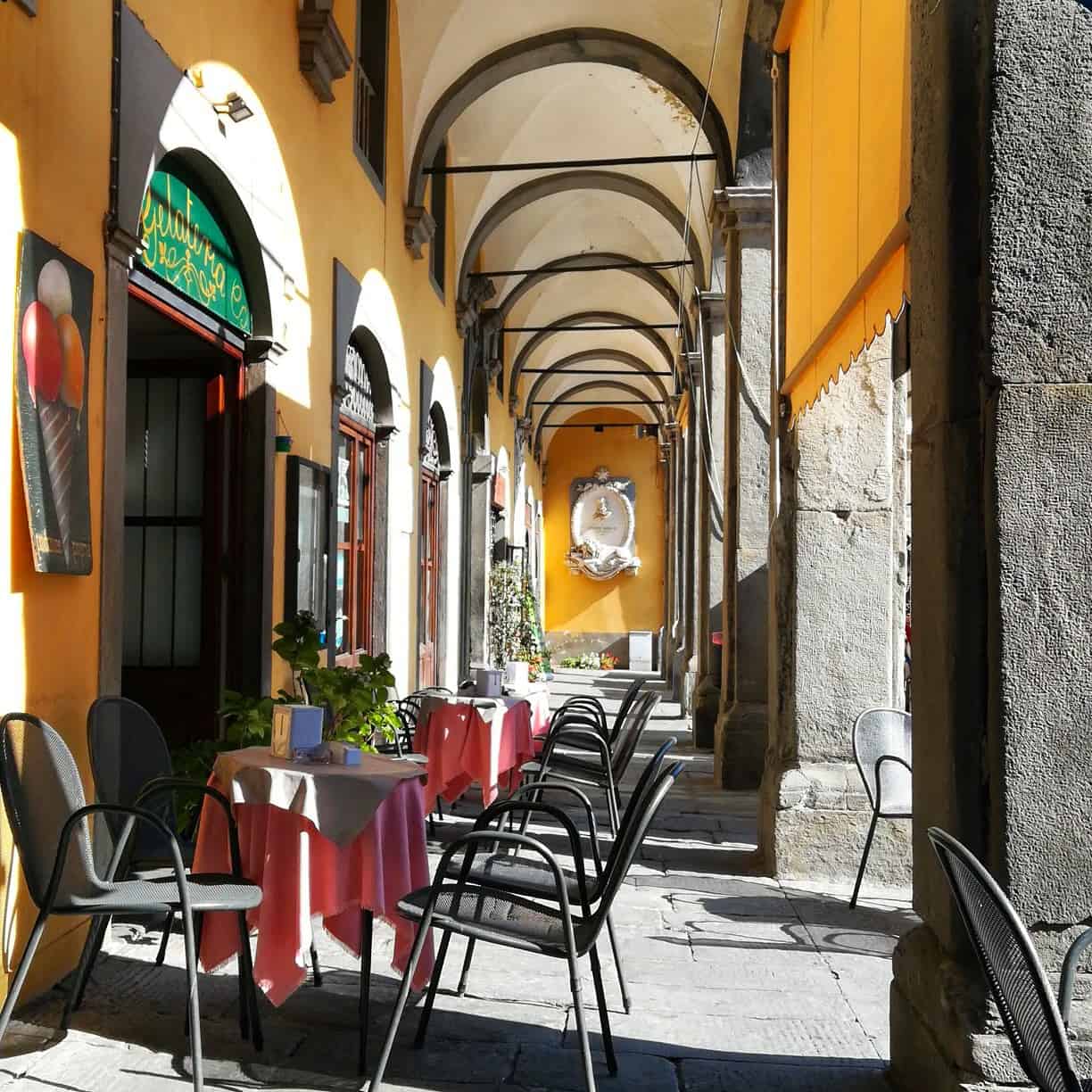 トスカーナの小さな街ポントレーモリ-Pontremoliのカフェ