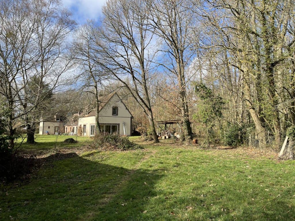 田舎の広い庭つきの家
